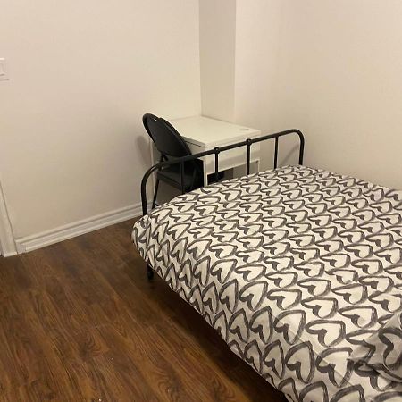 Budget Quad Room With En Suite Bathroom 36B Toronto Exterior foto
